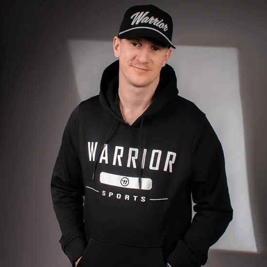 Jerome Flaake mit Warrior Hockey Germany Merchandise nach PR-Box Unboxing, präsentiert Eishockey-Ausrüstung und Bekleidung im Rahmen einer Influencer- und Markenkooperation